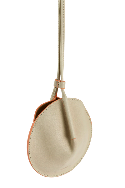 Bolsa minimalista em couro bege com detalhes em laranja, design brasileiro e funcionalidade sofisticada