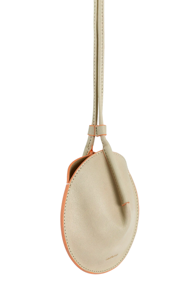 Bolsa pequena em couro texturizado bege com detalhes em laranja, alça longa e design moderno.