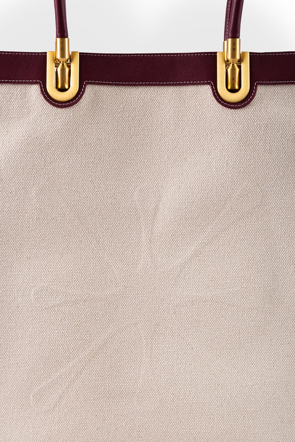 Bolsa de mão em couro legítimo na cor burgundy com fechamento seguro e alça ajustável confortável, design sofisticado e funcional ideal para o dia a dia.