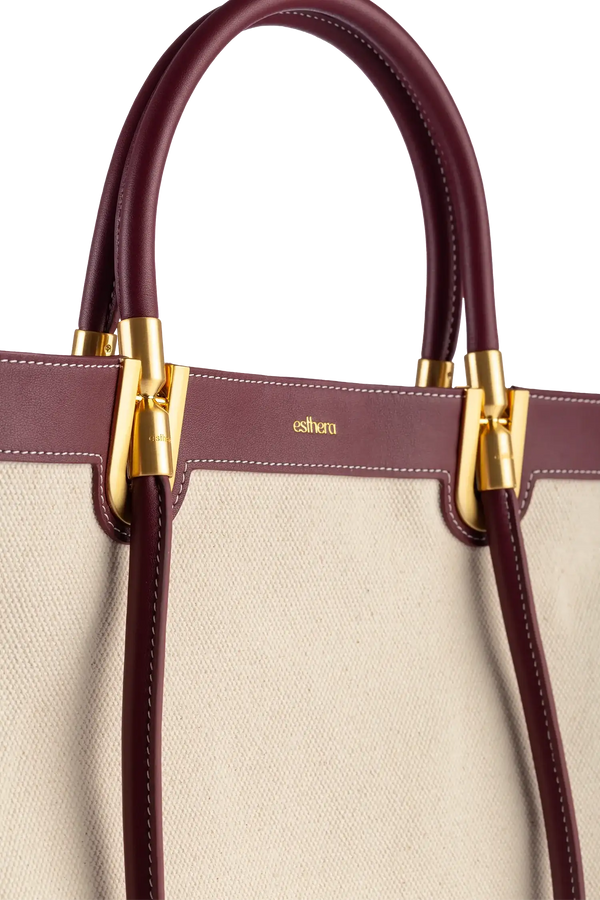Bolsa de mão em couro legítimo na cor burgundy com fechamento seguro e alça ajustável confortável, design sofisticado e funcional ideal para o dia a dia.