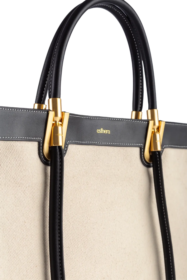 Bolsa de mão em couro legítimo na cor preta com fechamento seguro e alça ajustável confortável, design sofisticado e funcional ideal para o dia a dia.