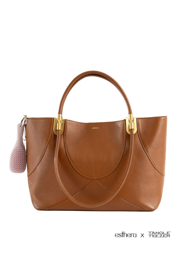 Bolsa de mão em couro legítimo na cor marrom claro com fechamento seguro e alça ajustável confortável, design sofisticado e funcional ideal para o dia a dia.