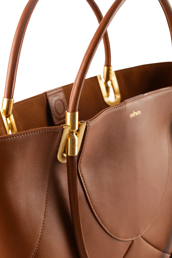 Bolsa de mão em couro legítimo na cor marrom claro com fechamento seguro e alça ajustável confortável, design sofisticado e funcional ideal para o dia a dia.