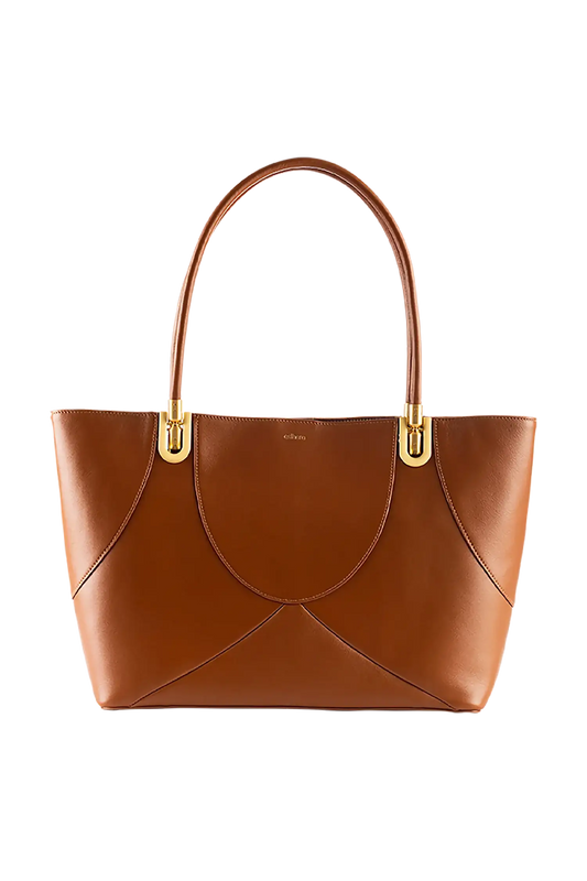 Bolsa de mão em couro legítimo na cor marrom claro com fechamento seguro e alça ajustável confortável, design sofisticado e funcional ideal para o dia a dia.