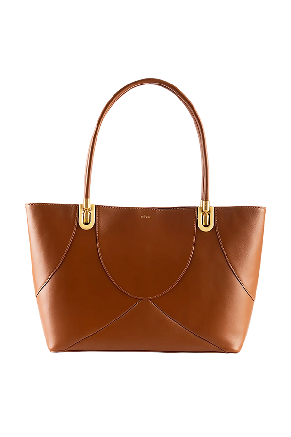 Bolsa de mão em couro legítimo na cor marrom claro com fechamento seguro e alça ajustável confortável, design sofisticado e funcional ideal para o dia a dia.