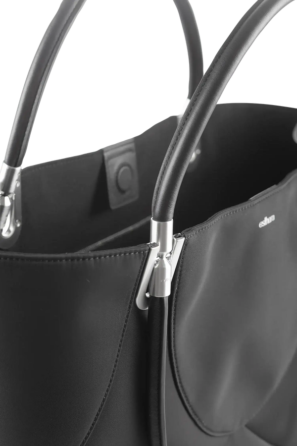 Bolsa de mão em couro legítimo na cor preta com fechamento seguro e alça ajustável confortável, design sofisticado e funcional ideal para o dia a dia.