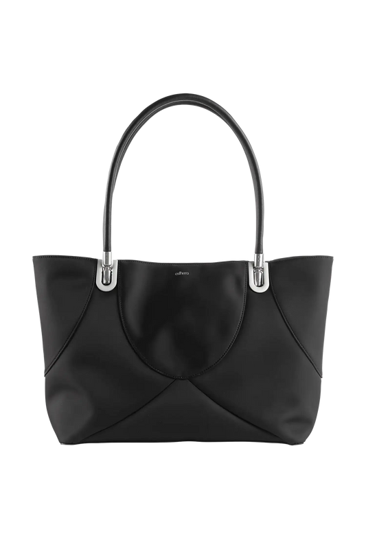 Bolsa de mão em couro legítimo na cor preta com fechamento seguro e alça ajustável confortável, design sofisticado e funcional ideal para o dia a dia.