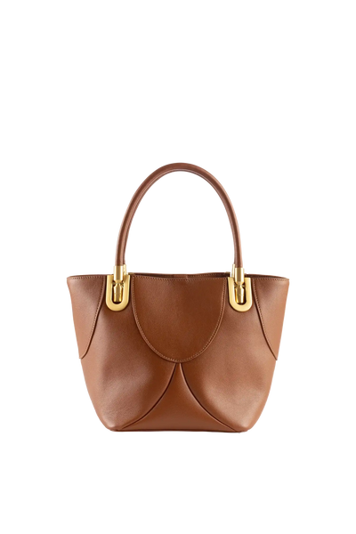 Bolsa de mão em couro legítimo na cor marrom claro com fechamento seguro e alça ajustável confortável, design sofisticado e funcional ideal para o dia a dia.