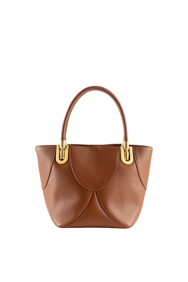 Bolsa de mão em couro legítimo na cor marrom claro com fechamento seguro e alça ajustável confortável, design sofisticado e funcional ideal para o dia a dia.