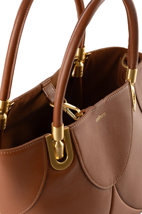 Bolsa de mão em couro legítimo na cor marrom claro com fechamento seguro e alça ajustável confortável, design sofisticado e funcional ideal para o dia a dia.