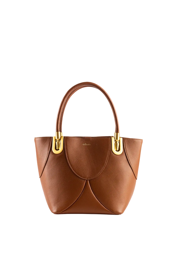Bolsa de mão em couro legítimo na cor marrom claro com fechamento seguro e alça ajustável confortável, design sofisticado e funcional ideal para o dia a dia.