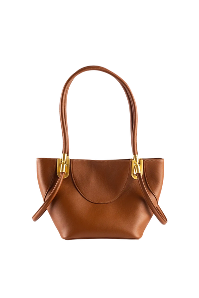 Bolsa de mão em couro legítimo na cor marrom claro com fechamento seguro e alça ajustável confortável, design sofisticado e funcional ideal para o dia a dia.