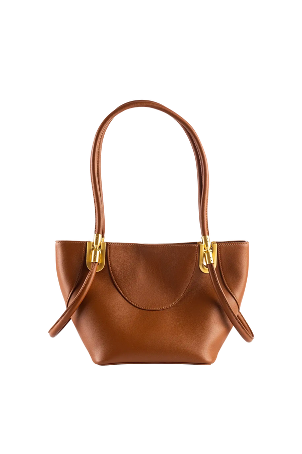 Bolsa de mão em couro legítimo na cor marrom claro com fechamento seguro e alça ajustável confortável, design sofisticado e funcional ideal para o dia a dia.