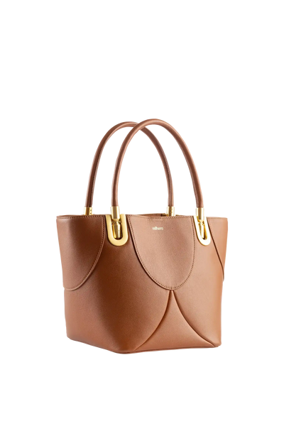 Bolsa de mão em couro legítimo na cor marrom claro com fechamento seguro e alça ajustável confortável, design sofisticado e funcional ideal para o dia a dia.