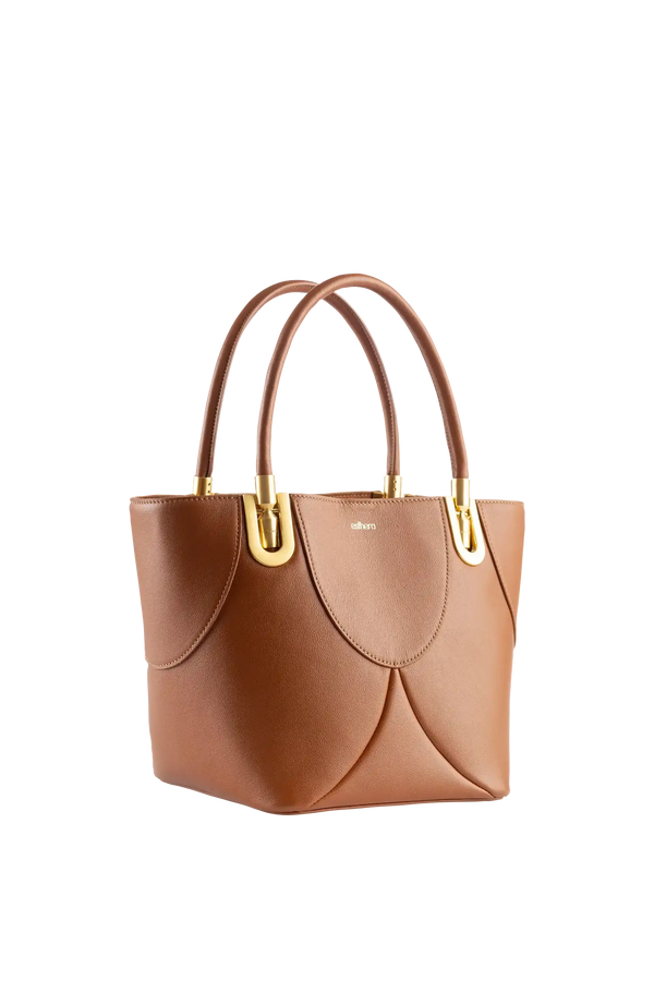 Bolsa de mão em couro legítimo na cor marrom claro com fechamento seguro e alça ajustável confortável, design sofisticado e funcional ideal para o dia a dia.