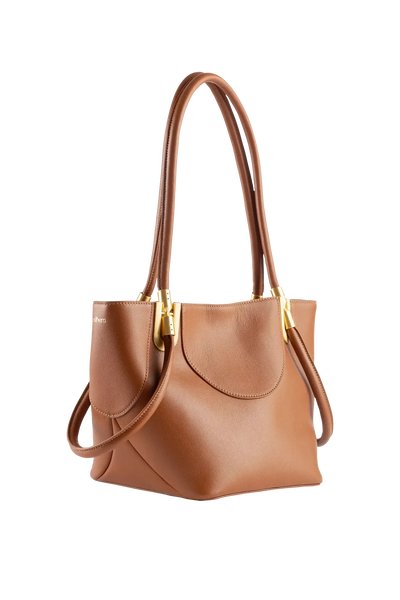 Bolsa de mão em couro legítimo na cor marrom claro com fechamento seguro e alça ajustável confortável, design sofisticado e funcional ideal para o dia a dia.