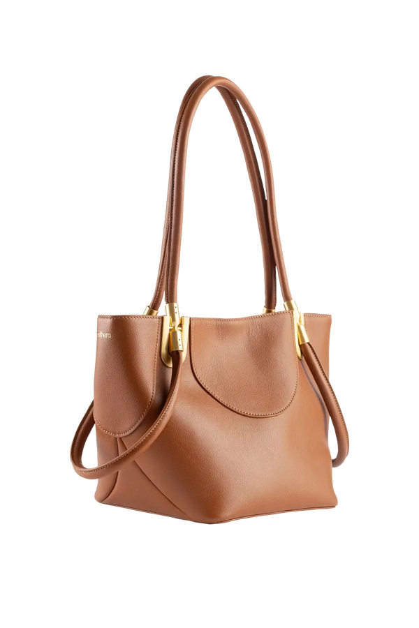 Bolsa de mão em couro legítimo na cor marrom claro com fechamento seguro e alça ajustável confortável, design sofisticado e funcional ideal para o dia a dia.