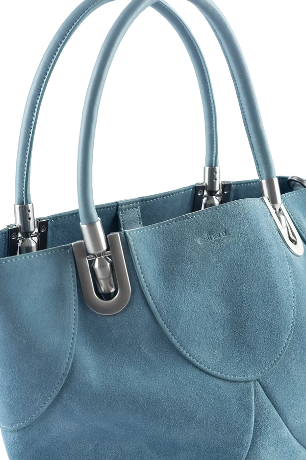 Bolsa de mão em camurça na cor com tom elegante com fechamento seguro e alça ajustável confortável, design sofisticado e funcional ideal para o dia a dia.