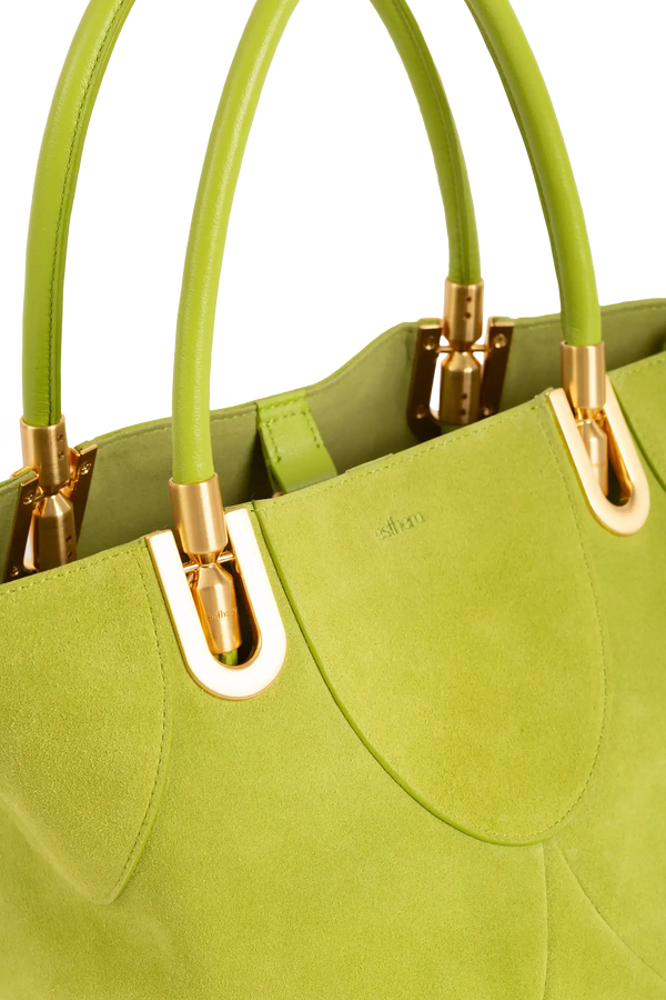 Bolsa de mão em camurça na cor com tom elegante com fechamento seguro e alça ajustável confortável, design sofisticado e funcional ideal para o dia a dia.