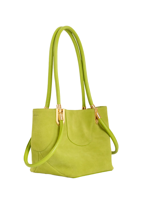 Bolsa de mão em camurça na cor com tom elegante com fechamento seguro e alça ajustável confortável, design sofisticado e funcional ideal para o dia a dia.