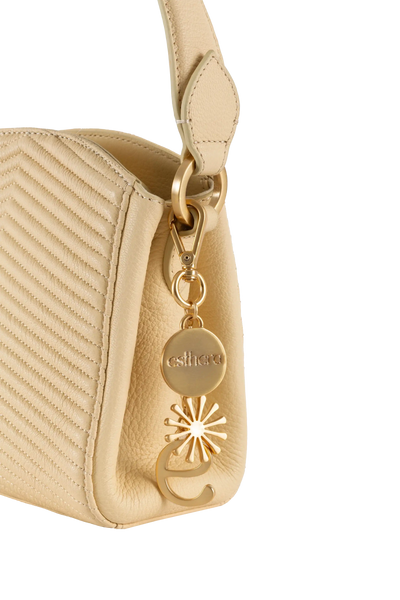 Bolsa bege com detalhe em dourado e logo esthera, design sofisticado e funcional