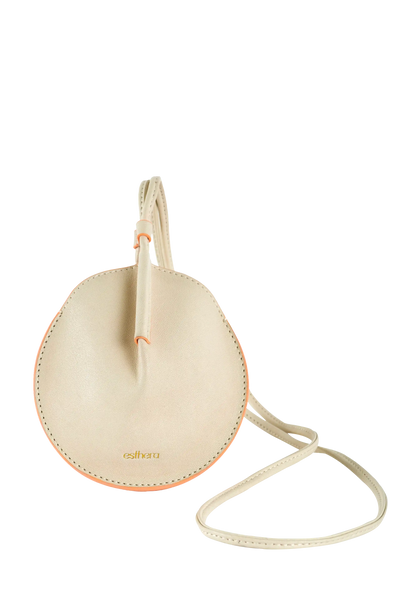 Bolsa feminina em couro off-white com detalhe laranja e alça longa, design minimalista e sofisticado