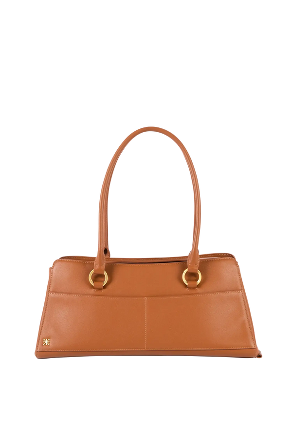 Bolsa de ombro em couro legítimo na cor marrom claro com fechamento seguro e alça ajustável confortável, design sofisticado e funcional ideal para o dia a dia.