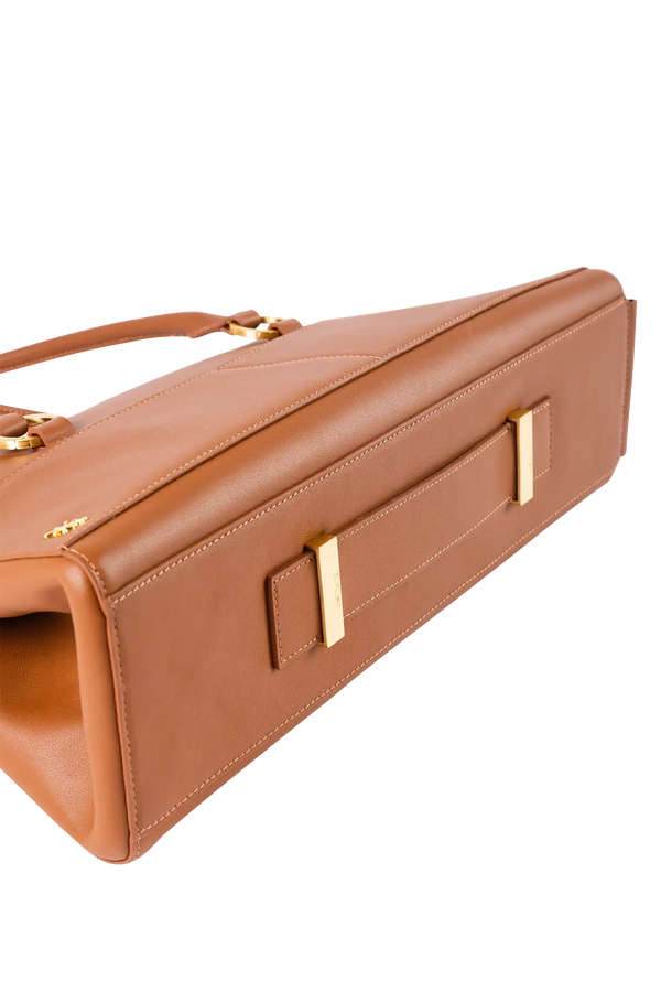 Bolsa de ombro em couro legítimo na cor marrom claro com fechamento seguro e alça ajustável confortável, design sofisticado e funcional ideal para o dia a dia.