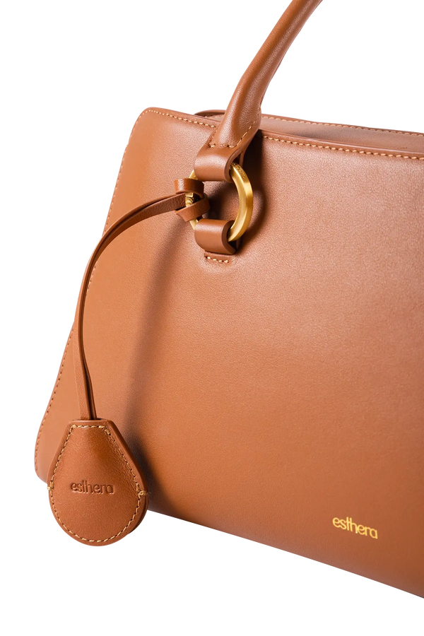 Bolsa de ombro em couro legítimo na cor marrom claro com fechamento seguro e alça ajustável confortável, design sofisticado e funcional ideal para o dia a dia.