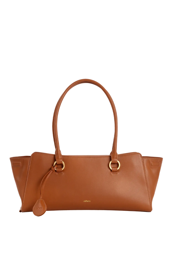 Bolsa de ombro em couro legítimo na cor marrom claro com fechamento seguro e alça ajustável confortável, design sofisticado e funcional ideal para o dia a dia.