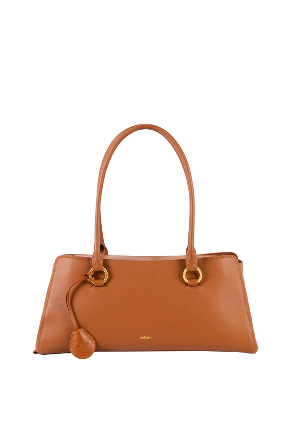 Bolsa de ombro em couro legítimo na cor marrom claro com fechamento seguro e alça ajustável confortável, design sofisticado e funcional ideal para o dia a dia.
