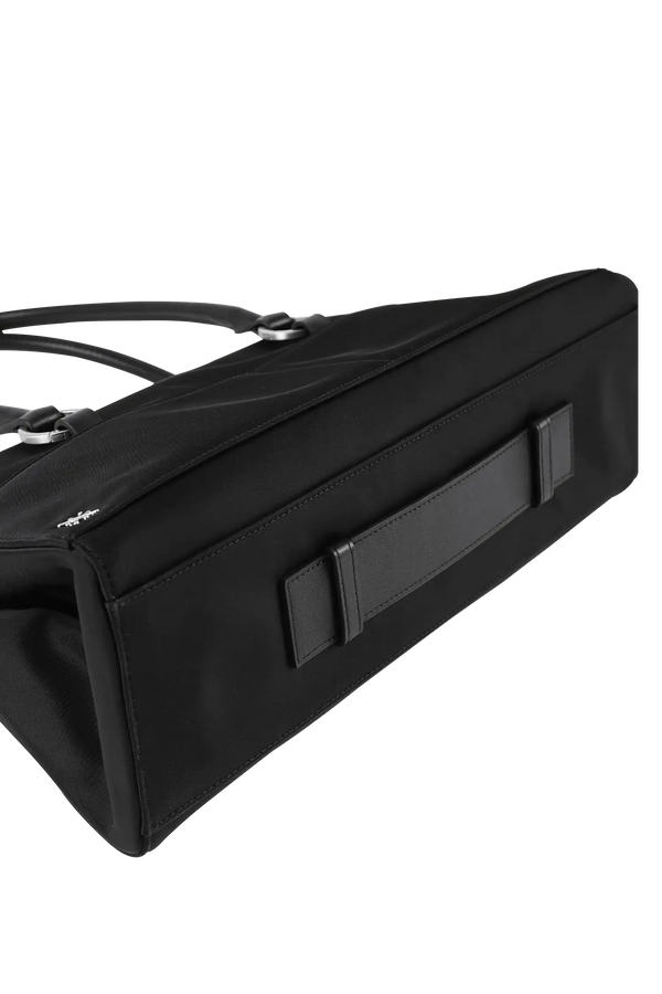 Bolsa de ombro em couro legítimo na cor preta com fechamento seguro e alça ajustável confortável, design sofisticado e funcional ideal para o dia a dia.