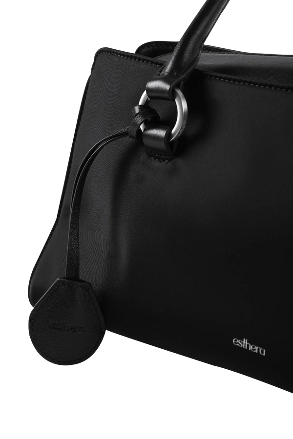 Bolsa de ombro em couro legítimo na cor preta com fechamento seguro e alça ajustável confortável, design sofisticado e funcional ideal para o dia a dia.