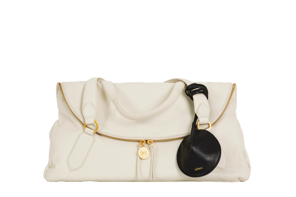 Bolsa de ombro em couro legítimo na cor areia com fechamento por zíper e alça de ombro confortável, design sofisticado e funcional ideal para o dia a dia.