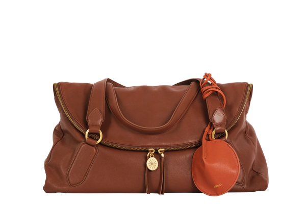 Bolsa de ombro em couro legítimo na cor marrom claro com fechamento por zíper e alça de ombro confortável, design sofisticado e funcional ideal para o dia a dia.