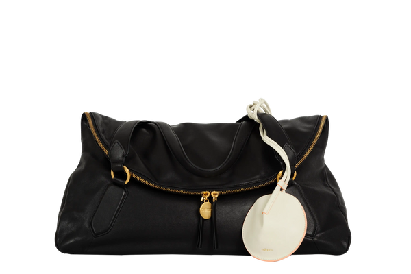 Bolsa de ombro em couro legítimo na cor preta com fechamento por zíper e alça de ombro confortável, design sofisticado e funcional ideal para o dia a dia.