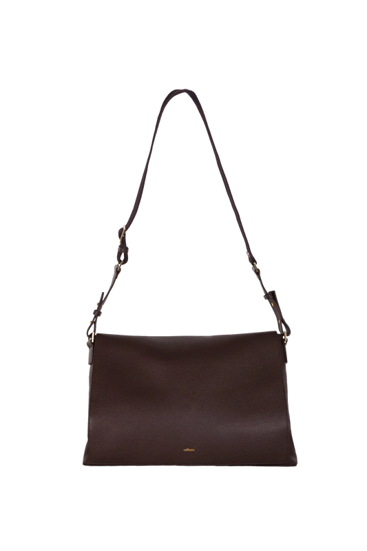 Bolsa tiracolo em couro legítimo na cor marrom claro com fechamento seguro e alça ajustável confortável, design sofisticado e funcional ideal para o dia a dia.