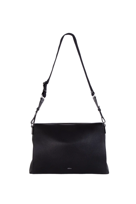Bolsa tiracolo em couro legítimo na cor preta com fechamento seguro e alça ajustável confortável, design sofisticado e funcional ideal para o dia a dia.