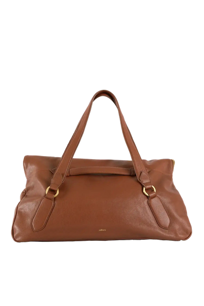 Bolsa marrom em couro com alças longas e detalhes dourados, design sofisticado e funcional