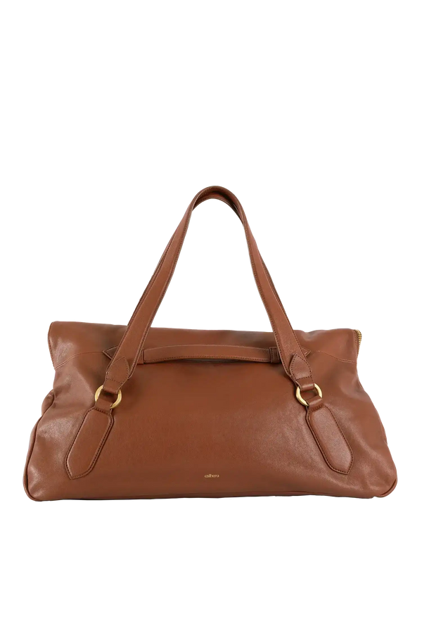 Bolsa marrom em couro com alças longas e detalhes dourados, design sofisticado e funcional