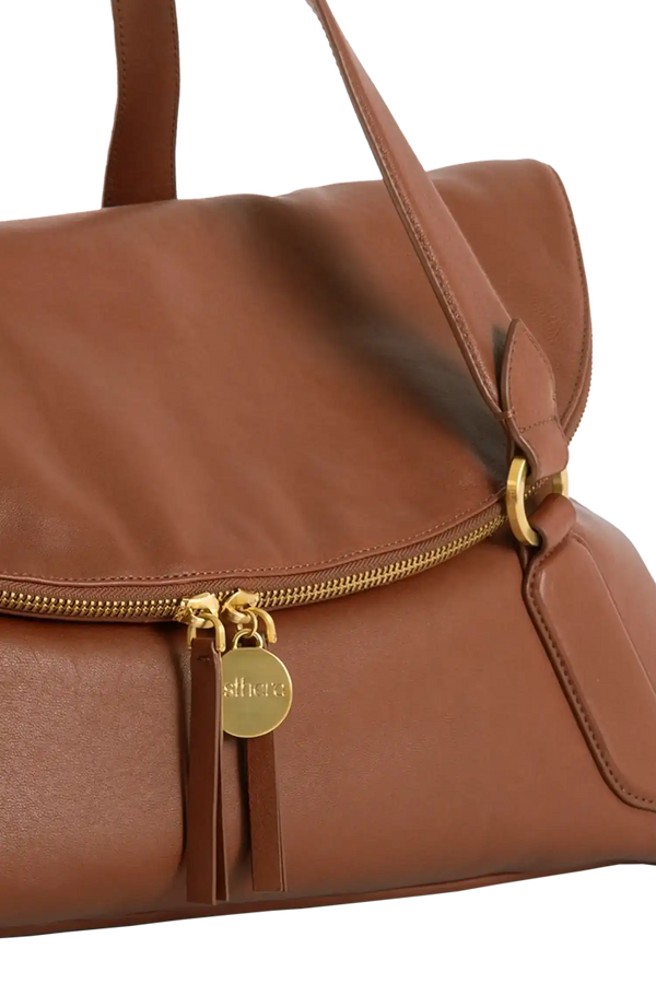 Bolsa marrom em couro com detalhes dourados e design sofisticado