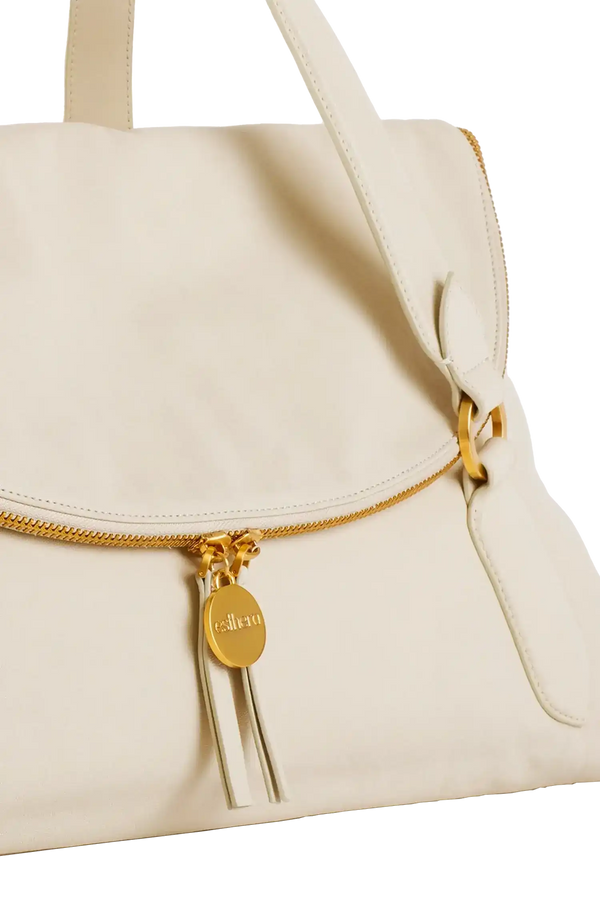 Bolsa branca com detalhes dourados e tassel, design brasileiro sofisticado