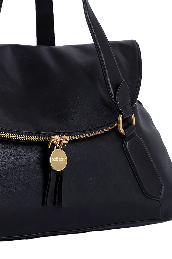 Bolsa preta com detalhes dourados e tassel, design brasileiro sofisticado