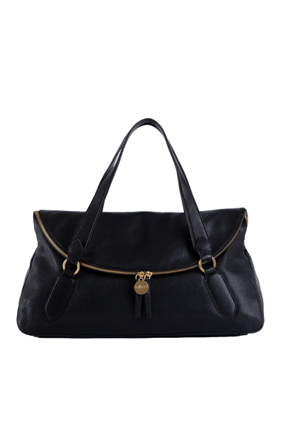 Bolsa preta de couro com alça longa e detalhes dourados, design sofisticado e funcional