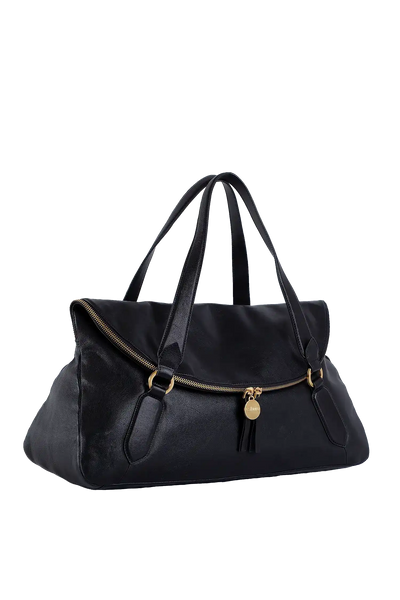 Bolsa preta elegante com detalhes dourados e design funcional para uso diário