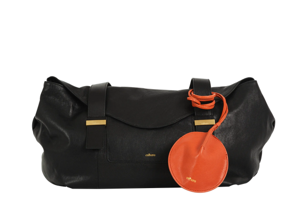 Bolsa de mão em couro legítimo na cor preta com fechamento seguro e alça ajustável confortável, design sofisticado e funcional ideal para o dia a dia.