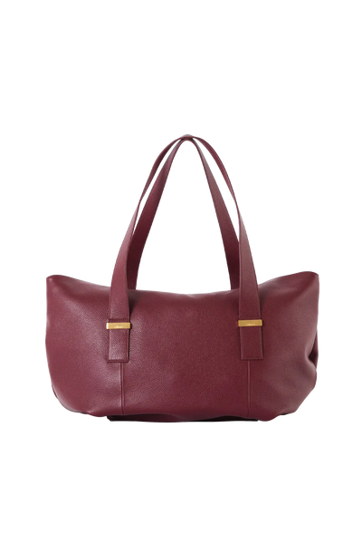 Bolsa de mão em couro legítimo na cor preta com fechamento por zíper e alça de ombro confortável, design sofisticado e funcional ideal para o dia a dia.