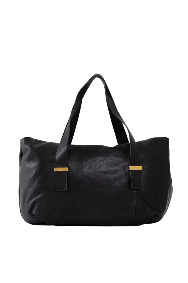 Bolsa preta de couro com alças longas e detalhes dourados, design sofisticado e funcional