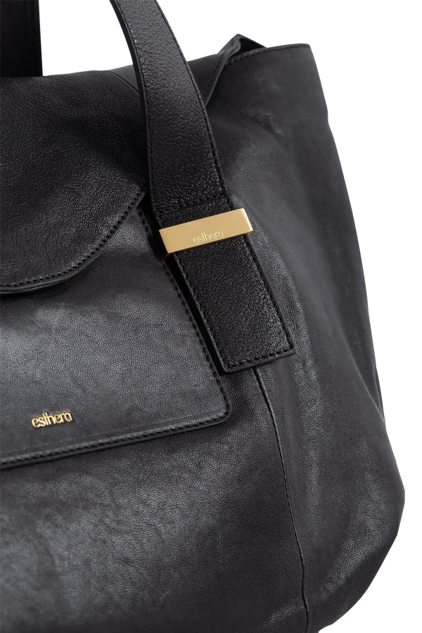 Bolsa preta de couro com detalhe dourado e design sofisticado, ideal para uso diário.
