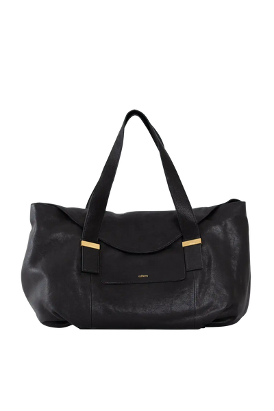 Bolsa preta de couro com detalhes dourados e design sofisticado